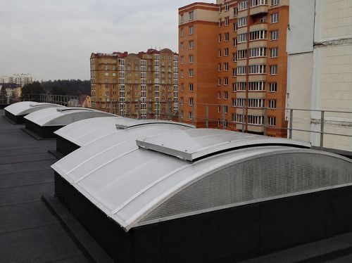 Зенітний ліхтар з полікарбонату з відкритим клапаном провітрювання на покрівлі будівлі