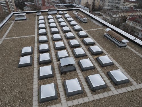 Купольні зенітні ліхтарі з полікарбонату на покрівлі міської будівлі, вигляд зверху